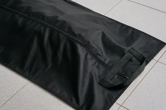 Bolsa plástica negra para embalaje de cadáveres con cierre reforzado, fabricada en polietileno de alta densidad para uso hospitalario y sanitario.